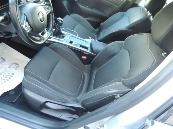Renault Mégane Break 2018 - 15500 EUR, 156500 km - AUTO.MOTO.pt - 156500km - foto 12 de 15