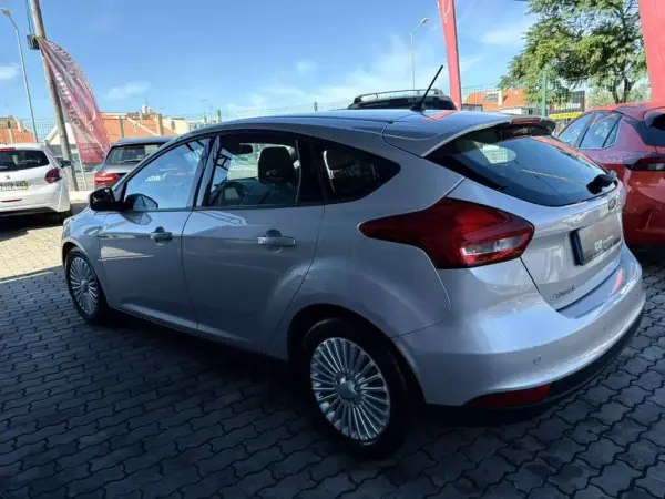 Ford Focus 2018 - 12900 EUR, 114000 km - AUTO.MOTO.pt - 114000km - foto 15 de 16