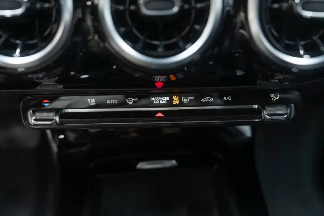 Mercedes-Benz CLA 180 2023 - 29950 EUR, 70000 km - AUTO.MOTO.pt - 70000km - foto 39 de 43