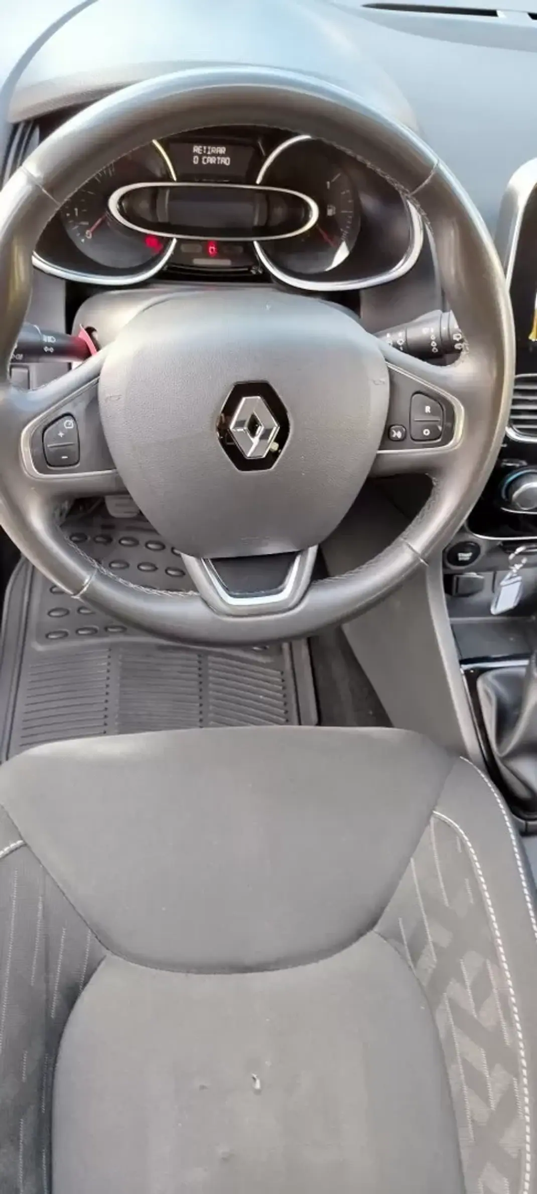 Renault Clio 2019 - 13250 EUR, 154000 km - AUTO.MOTO.pt - 154000km - foto 8 de 9