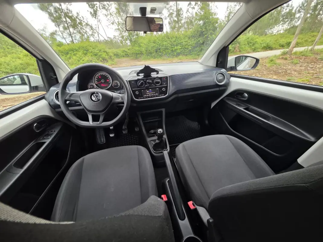 Volkswagen Up! 2016 - 7990 EUR, 152974 km - AUTO.MOTO.pt - 152974km - foto 28 de 71