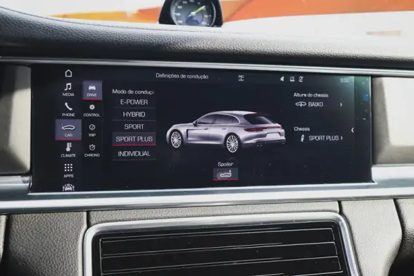 Porsche Panamera Sport Turismo 2019 - 67480 EUR, 97640 km - AUTO.MOTO.pt - 97640km - foto 41 de 71