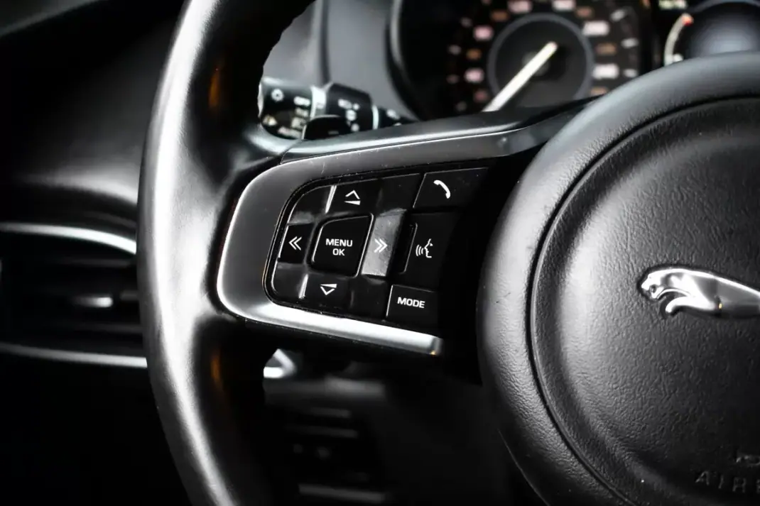 Jaguar F-Pace 2018 - 23990 EUR, 151410 km - AUTO.MOTO.pt - 151410km - foto 15 de 50