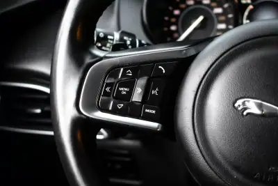 Jaguar F-Pace 2018 - 23990 EUR, 151410 km - AUTO.MOTO.pt - 151410km - foto 15 de 50