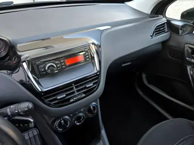 Peugeot 208 2012 - 7500 EUR, 137000 km - AUTO.MOTO.pt - 137000km - foto 13 de 25