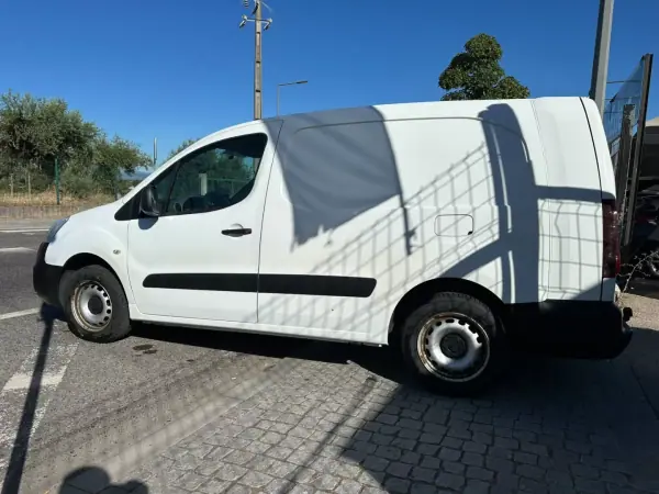 Citroën Berlingo 2016 - 12900 EUR, 101818 km - AUTO.MOTO.pt - 101818km - foto 2 de 27