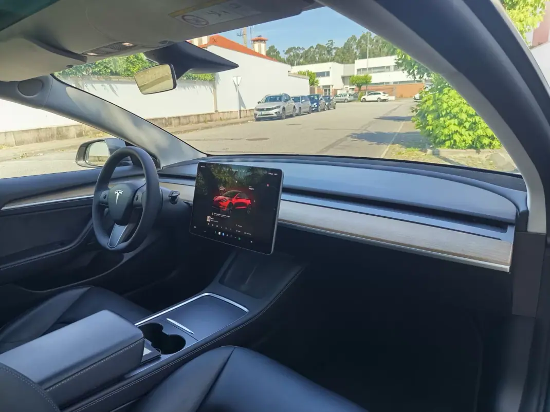 Tesla Model 3 2022 - 26990 EUR, 99900 km - AUTO.MOTO.pt - 99900km - foto 13 de 16