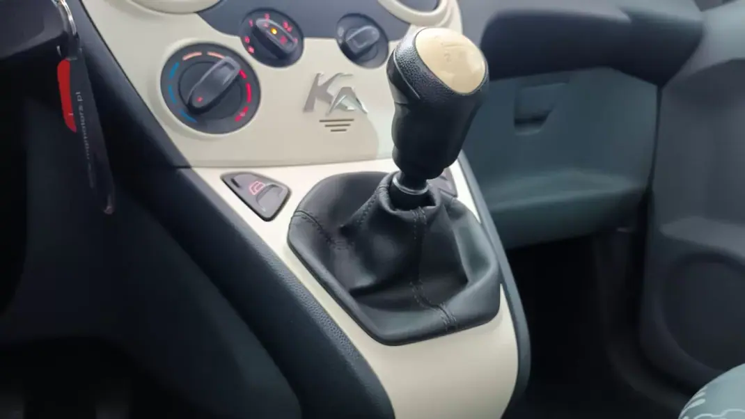 Ford KA 2015 - 7500 EUR, 111953 km - AUTO.MOTO.pt - 111953km - foto 29 de 46