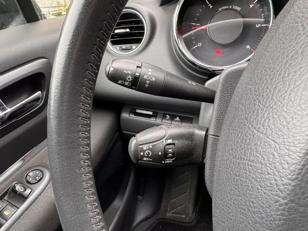 Peugeot 3008 2011 - 7900 EUR, 218000 km - AUTO.MOTO.pt - 218000km - foto 13 de 22