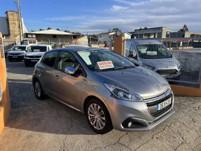 Peugeot 208 2019 - 10450 EUR, 73052 km - AUTO.MOTO.pt - 73052km - foto 6 de 12