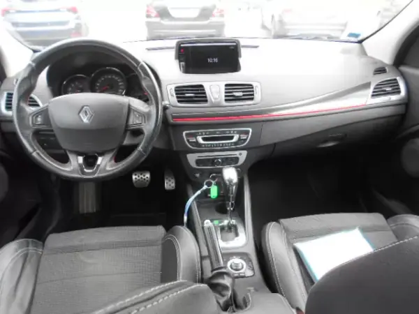 Renault Mégane 2013 - 9750 EUR, 218367 km - AUTO.MOTO.pt - 218367km - foto 12 de 17