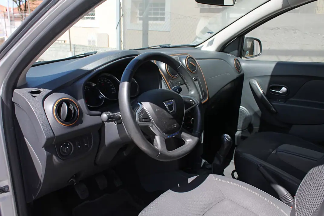 Dacia Sandero 2018 - 10400 EUR, 35110 km - AUTO.MOTO.pt - 35110km - foto 11 de 24