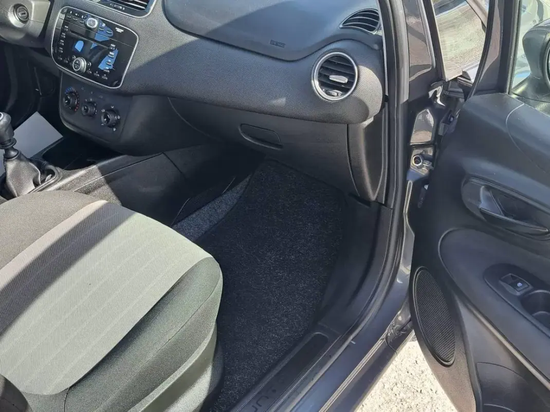 Fiat Punto 2017 - 8900 EUR, 69772 km - AUTO.MOTO.pt - 69772km - foto 20 de 39