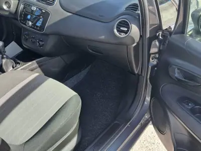 Fiat Punto 2017 - 8900 EUR, 69772 km - AUTO.MOTO.pt - 69772km - foto 20 de 39