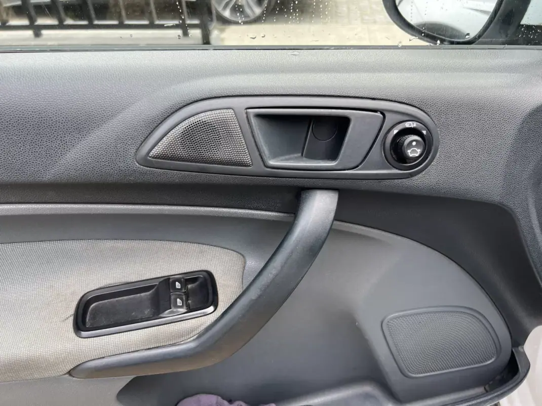 Ford Fiesta 1.4 TDCI 2010 - 4250 EUR, 260000 km - AUTO.MOTO.pt - 260000km - foto 8 de 16