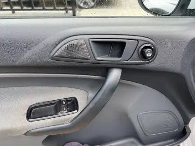 Ford Fiesta 1.4 TDCI 2010 - 4250 EUR, 260000 km - AUTO.MOTO.pt - 260000km - foto 8 de 16