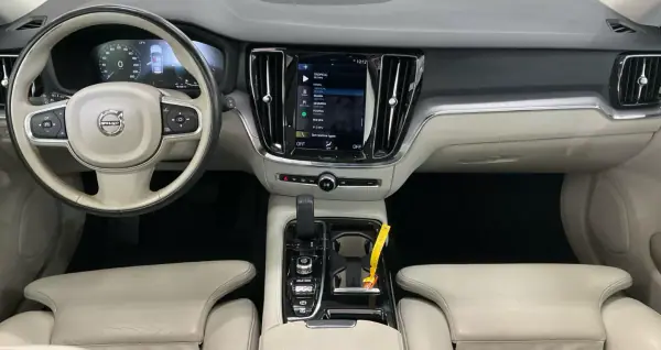 Volvo V60 2020 - 24500 EUR, 130700 km - AUTO.MOTO.pt - 130700km - foto 8 de 13