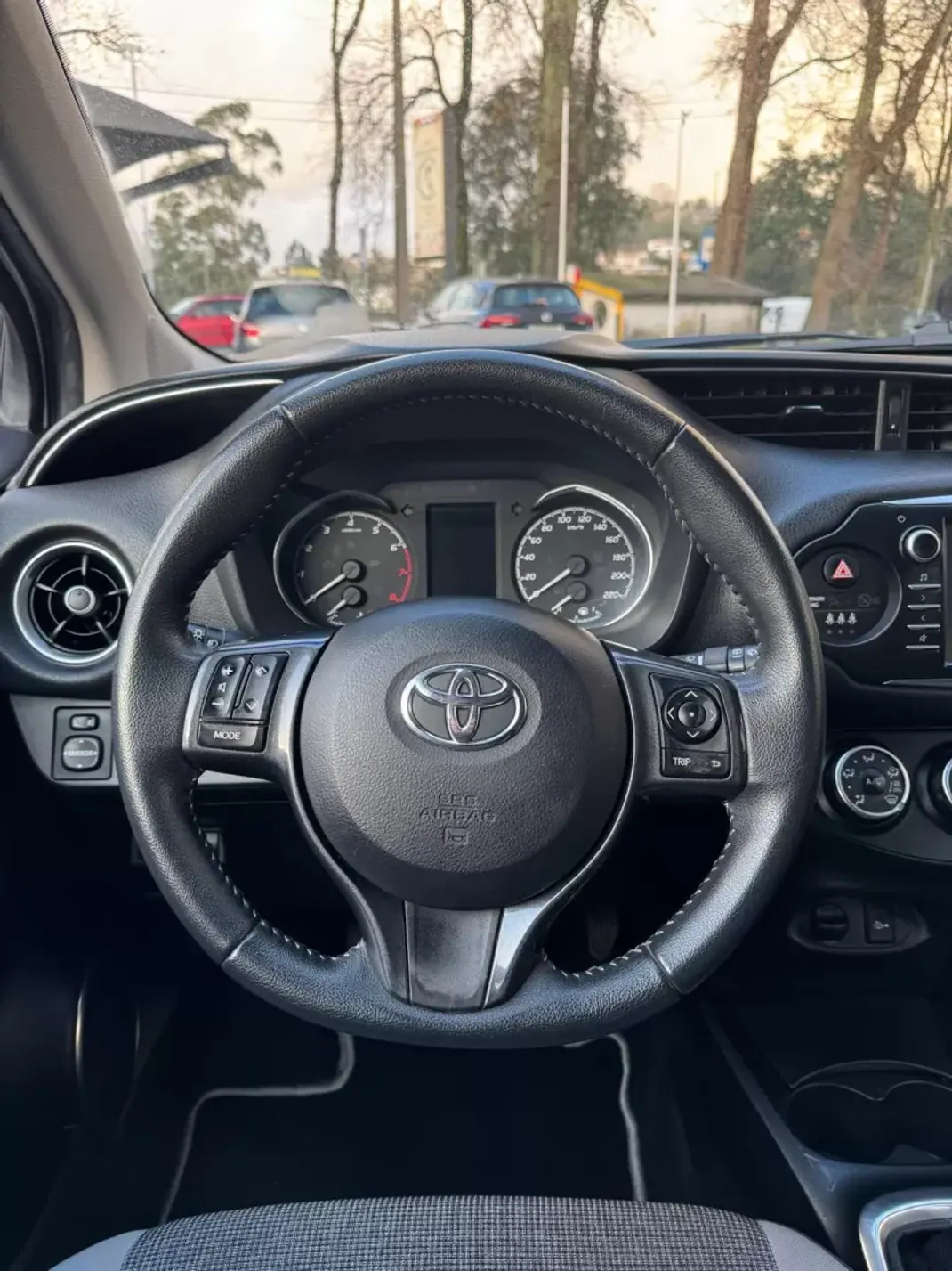 Toyota Yaris 2019 - 13490 EUR, 122240 km - AUTO.MOTO.pt - 122240km - foto 8 de 14