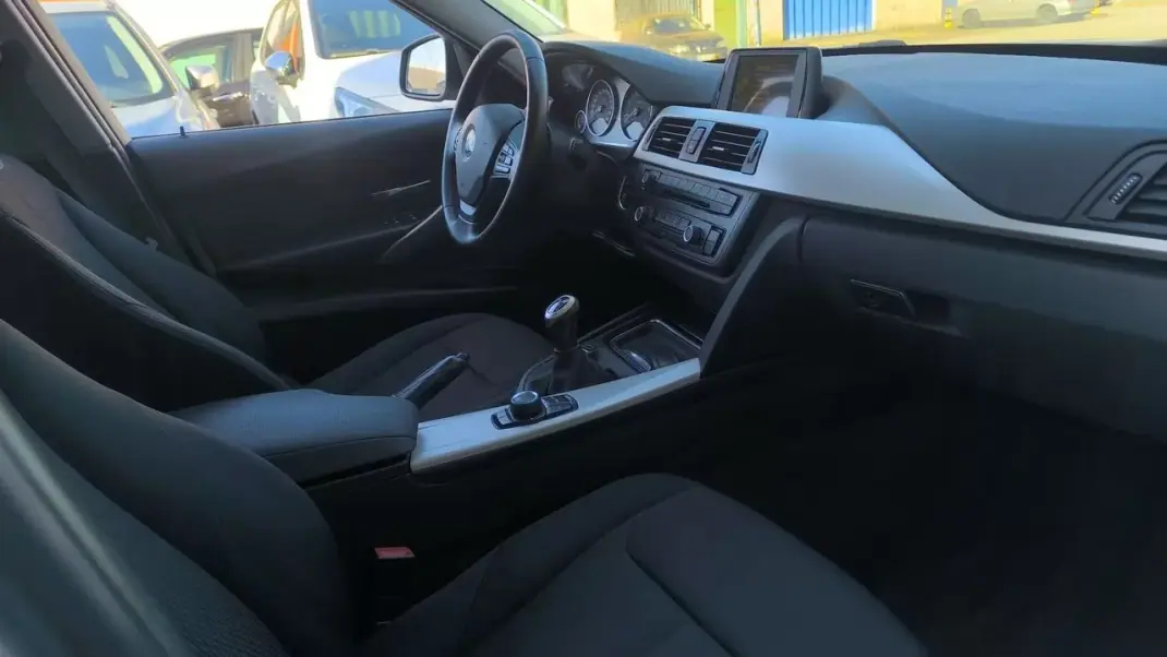 BMW 318 2015 - 13900 EUR, 195000 km - AUTO.MOTO.pt - 195000km - foto 7 de 20