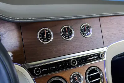 Bentley Continental GTC 2021 - 250000 EUR, 19562 km - 19562km - foto 18 de 28