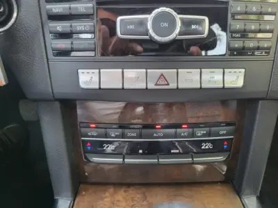 Mercedes-Benz E 200 2014 - 18900 EUR, 147135 km - AUTO.MOTO.pt - 147135km - foto 13 de 20