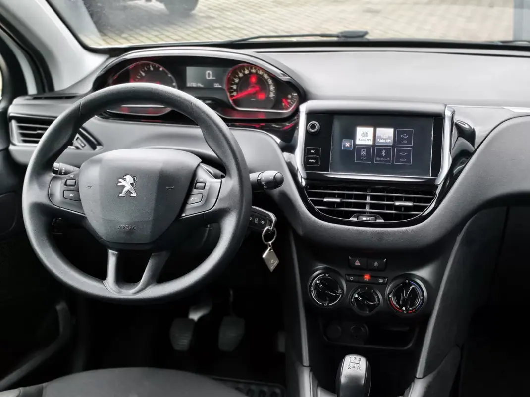 Peugeot 208 2014 - 7750 EUR, 117000 km - AUTO.MOTO.pt - 117000km - foto 12 de 16