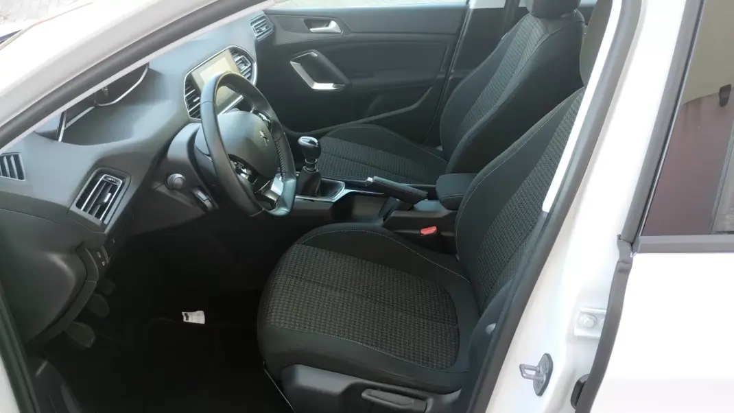 Peugeot 308 2019 - 11950 EUR, 114000 km - 114000km - foto 13 de 38