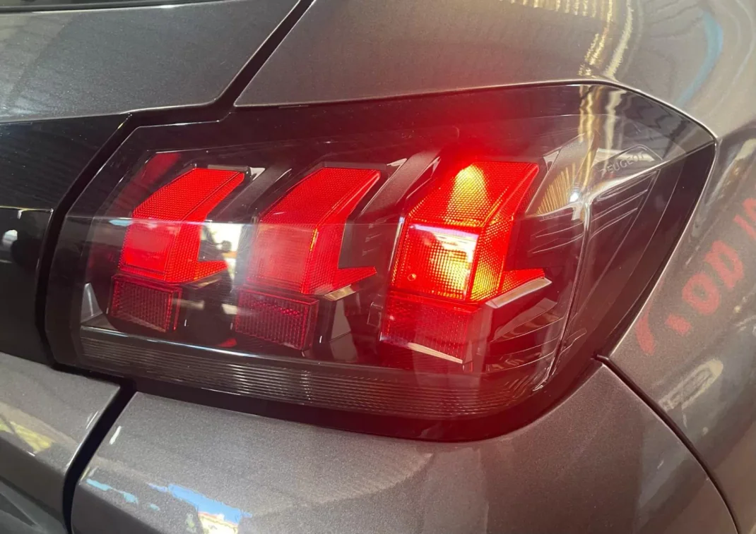 Peugeot 208 2023 - 14900 EUR, 44000 km - AUTO.MOTO.pt - 44000km - foto 27 de 47