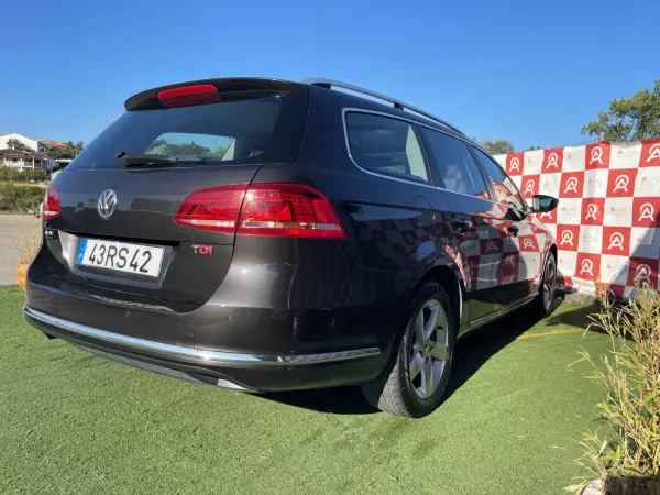 Volkswagen Passat Variant 2011 - 7990 EUR, 236645 km - AUTO.MOTO.pt - 236645km - foto 3 de 24