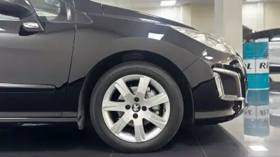 Peugeot 308 2012 - 7250 EUR, 172520 km - AUTO.MOTO.pt - 172520km - foto 13 de 50
