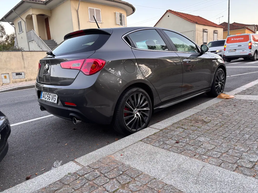 Alfa Romeo Giulietta 2013 - 11500 EUR, 140000 km - AUTO.MOTO.pt - 140000km - foto 3 de 14