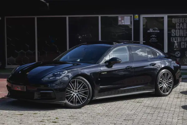 Porsche Panamera 4 E-Hybrid 2019 Híbrido Plug-In — 108 300 km · Porto Porsche Panamera 4 E-Hybrid 2019 Híbrido Plug-In