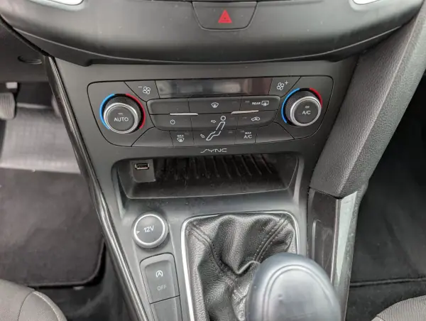 Ford Focus SW 2015 - 8500 EUR, 231741 km - AUTO.MOTO.pt - 231741km - foto 18 de 21