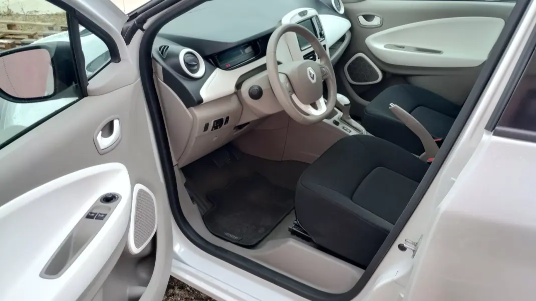 Renault Zoe 2019 - 12500 EUR, 70000 km - AUTO.MOTO.pt - 70000km - foto 11 de 28