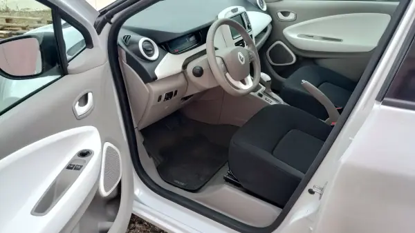 Renault Zoe 2019 - 12500 EUR, 70000 km - AUTO.MOTO.pt - 70000km - foto 11 de 28