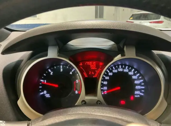 Nissan Juke 2012 - 8900 EUR, 175015 km - AUTO.MOTO.pt - 175015km - foto 4 de 9