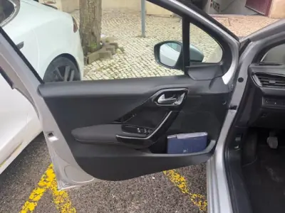 Peugeot 208 2014 - 7400 EUR, 116000 km - AUTO.MOTO.pt - 116000km - foto 21 de 26