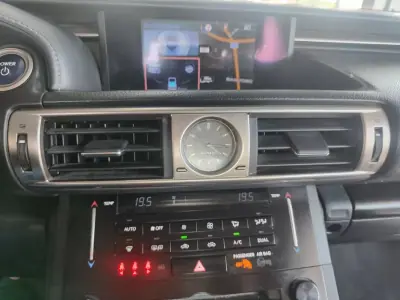 Lexus IS 300H 2013 - 19990 EUR, 170000 km - AUTO.MOTO.pt - 170000km - foto 32 de 38
