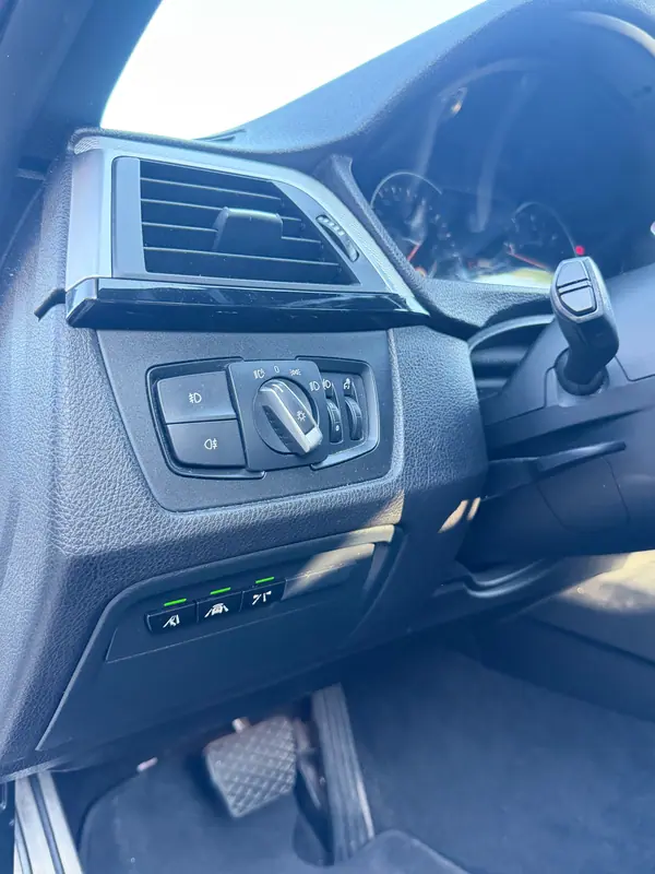 BMW 320 2019 - 24000 EUR, 125000 km - AUTO.MOTO.pt - 125000km - foto 11 de 14
