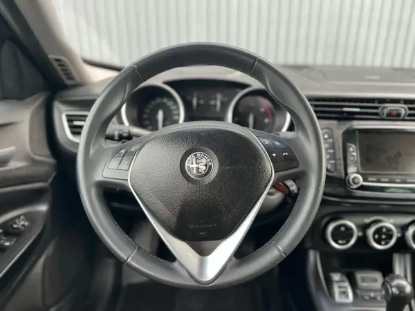 Alfa Romeo Giulietta 2018 - 15950 EUR, 122241 km - AUTO.MOTO.pt - 122241km - foto 12 de 17