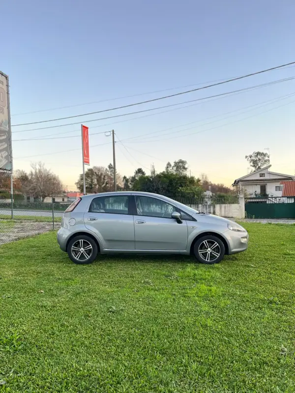 Fiat Punto 2013 - 6300 EUR, 177250 km - AUTO.MOTO.pt - 177250km - foto 5 de 11
