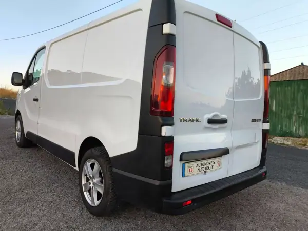 Renault Trafic 2016 - 11965 EUR, 266000 km - AUTO.MOTO.pt - 266000km - foto 3 de 13