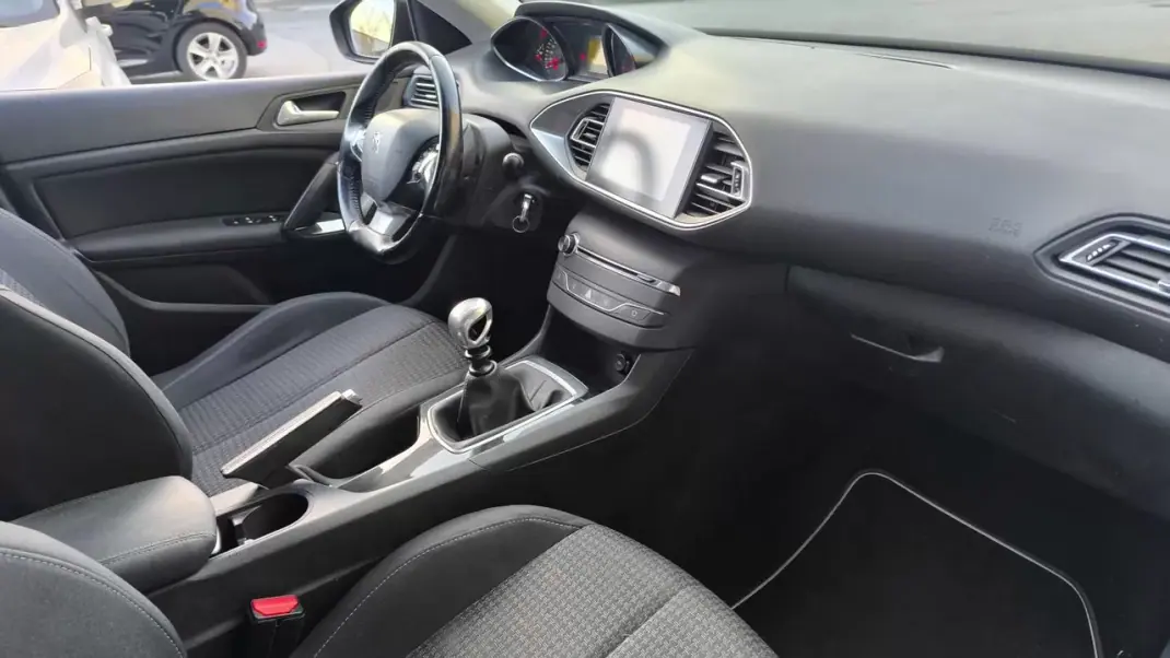 Peugeot 308 SW 2018 - 9900 EUR, 175000 km - AUTO.MOTO.pt - 175000km - foto 13 de 16