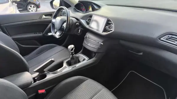 Peugeot 308 SW 2018 - 9900 EUR, 175000 km - AUTO.MOTO.pt - 175000km - foto 13 de 16