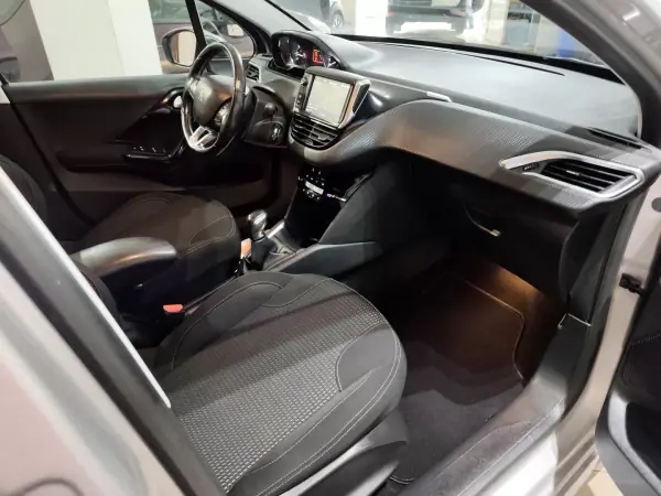 Peugeot 208 2018 - 9750 EUR, 81000 km - AUTO.MOTO.pt - 81000km - foto 24 de 26