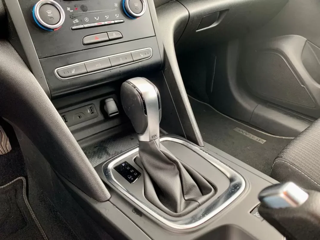 Renault Mégane Sport Tourer 2019 - 16900 EUR, 95084 km - AUTO.MOTO.pt - 95084km - foto 6 de 19