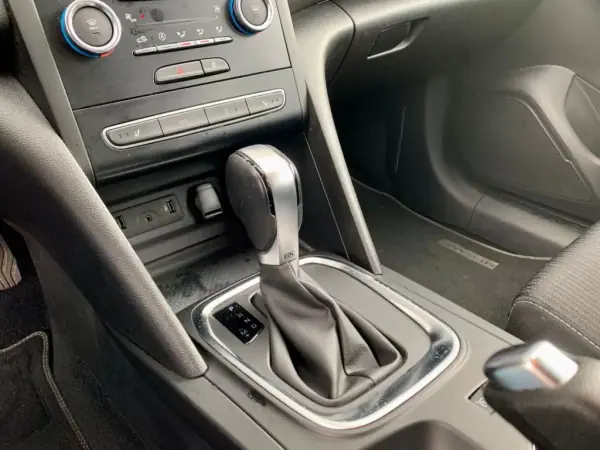 Renault Mégane Sport Tourer 2019 - 16900 EUR, 95084 km - AUTO.MOTO.pt - 95084km - foto 6 de 19