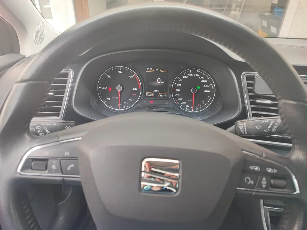SEAT Leon ST 2014 - 11000 EUR, 199000 km - AUTO.MOTO.pt - 199000km - foto 7 de 12