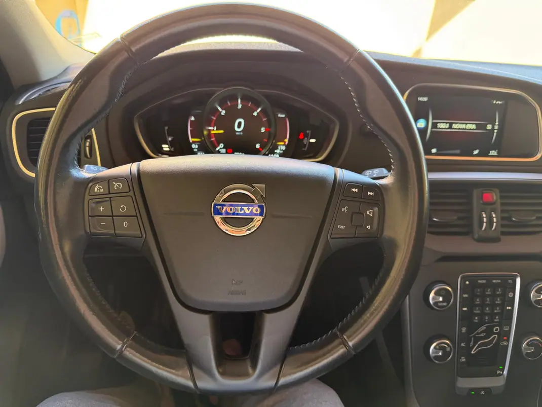 Volvo V40 Cross Country 2015 - 13900 EUR, 115900 km - AUTO.MOTO.pt - 115900km - foto 5 de 11