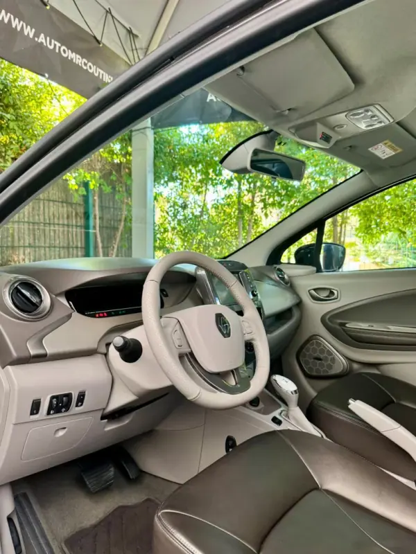 Renault Zoe 2017 - 9900 EUR, 133208 km - AUTO.MOTO.pt - 133208km - foto 9 de 17